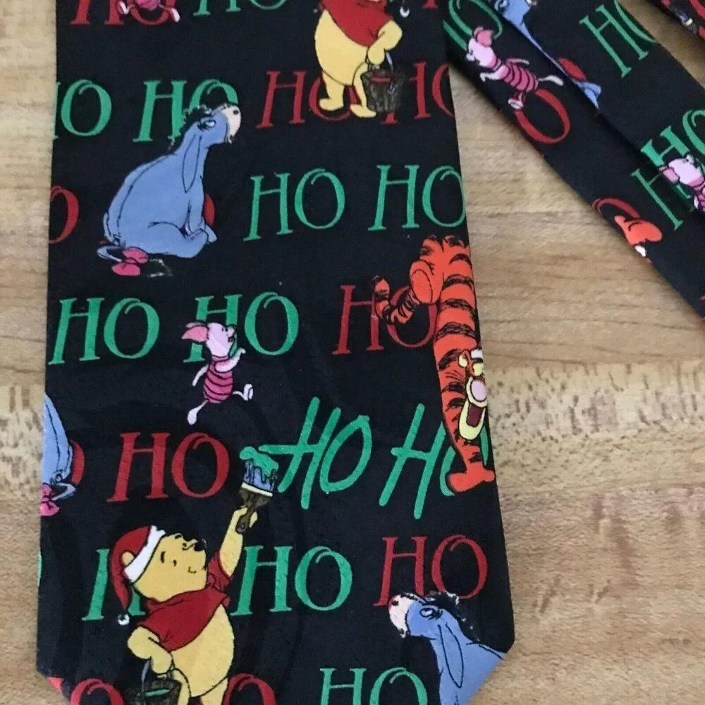 1150 WINNIE THE POOH Christmas necktie vintage  57 in X 4 in